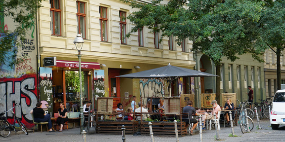 Cafe Ein Cafe in einer Seitenstraße.