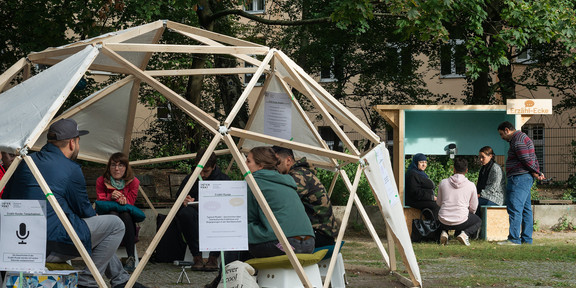 Kuppelgerüst aus Holz auf Forschungsfest.