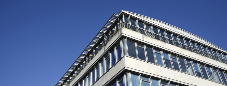 Das Geschossbau 3 aus der Froschperspektive an der TU Dortmund.