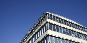 Das Geschossbau 3 aus der Froschperspektive an der TU Dortmund.
