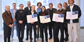 Die Preisträgerinnen und Preisträger des NRW.BANK.Studienpreis "Wohnen & Stadt" gemeinsam mit Claudia Hillenherms (6. v.l.), Mitglied des Vorstands der NRW.BANK.