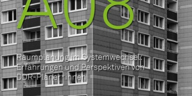 A08 - Systemwechsel Das Logo des Podcasts, ein graues Wohnhaus mit der grünen Aufschrift A08, ist zu sehen.