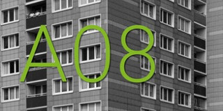 Das Logo des Podcasts, ein graues Wohnhaus mit der grünen Aufschrift A08, ist zu sehen.
