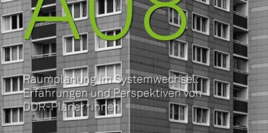Das Logo des Podcasts, ein graues Wohnhaus mit der grünen Aufschrift A08, ist zu sehen.
