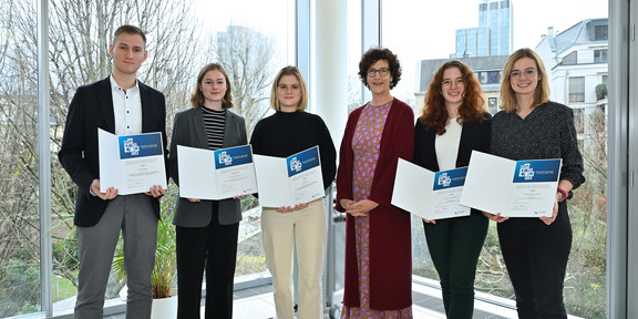 Die Preisträgerinnen und Preisträger des NRW.BANK.Studienpreis "Wohnen & Stadt" gemeinsam mit Claudia Hillenherms (4. v.l.), Mitglied des Vorstands der NRW.BANK.