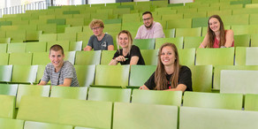 Eine Gruppe Studierender im Hörsaal.