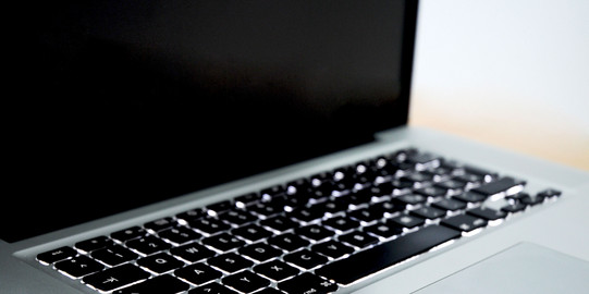 Nahaufnahme eines Laptops.